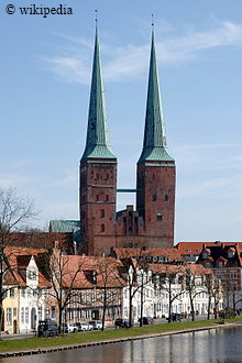 Der L�becker Dom mit Traveufer vom Westen aufgenommen  -   F�r eine gr��ere Darstellung auf das Bild klicken.